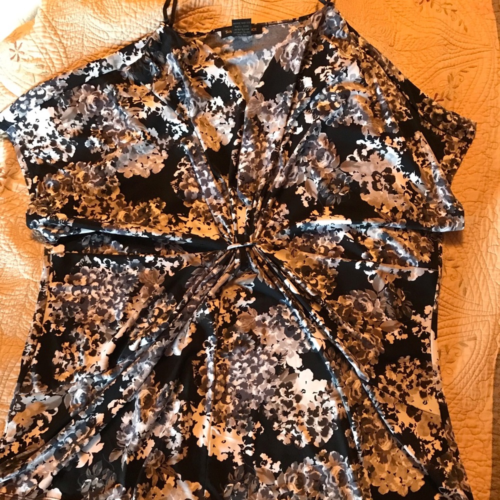 NWOT Floral V neck short sleeve blouse.